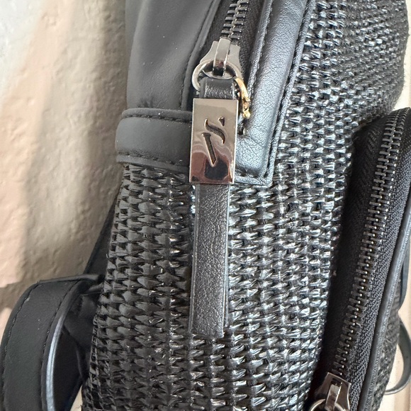 Simply Vera Wang Black Woven Straw Faux Leather Backpack Purse - Picture 3 of 9
